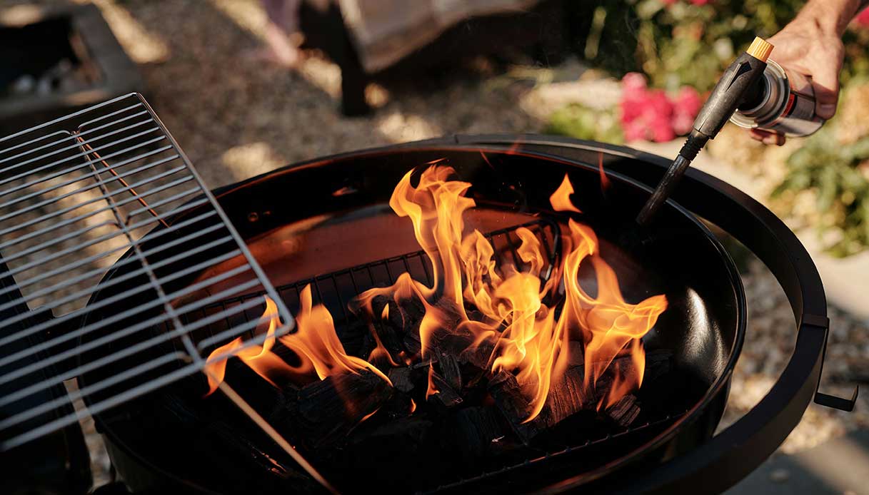 Grill en bois en métal