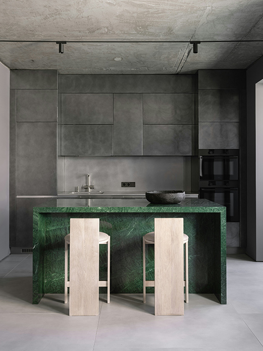 Cuisine moderne avec île en marbre vert et mobilier minimaliste