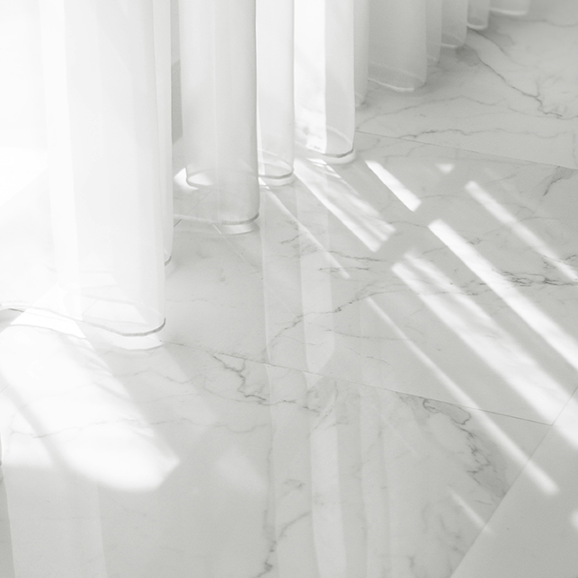 Plancher en marbre blanc brillant avec des veines grises élégantes