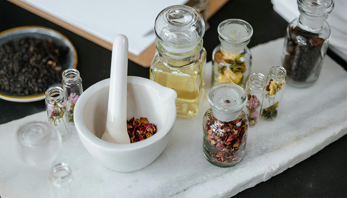 Épices et fleurs sèches pour aromatiser les boissons: une touche créative qui complète votre expérience de la mixologie maison.