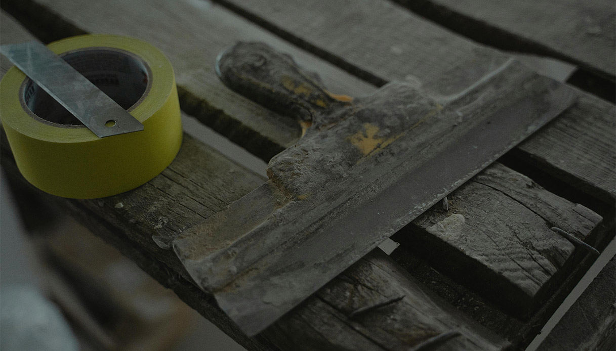 Outils de restauration sur un comptoir en bois âgé