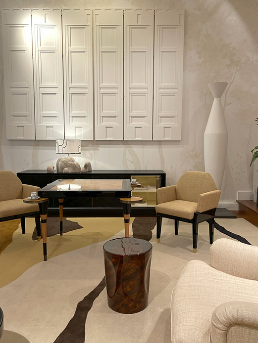 Salon moderne avec fauteuils beige et table en pierre naturelle, meubles de conception avec matériau et appels minimalistes