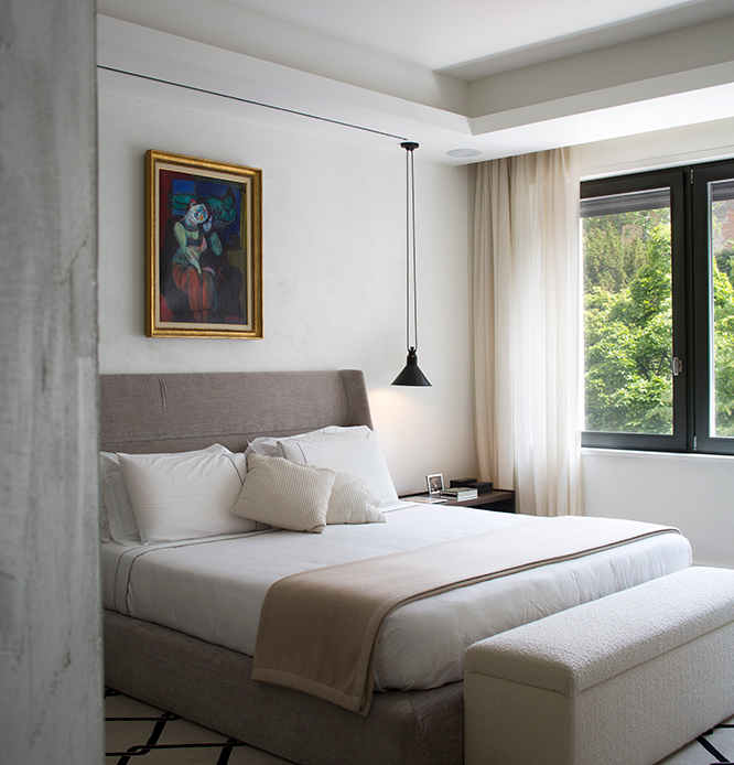 Chambre moderne avec mobilier et fenêtre neutres surplombant le vert de Brera