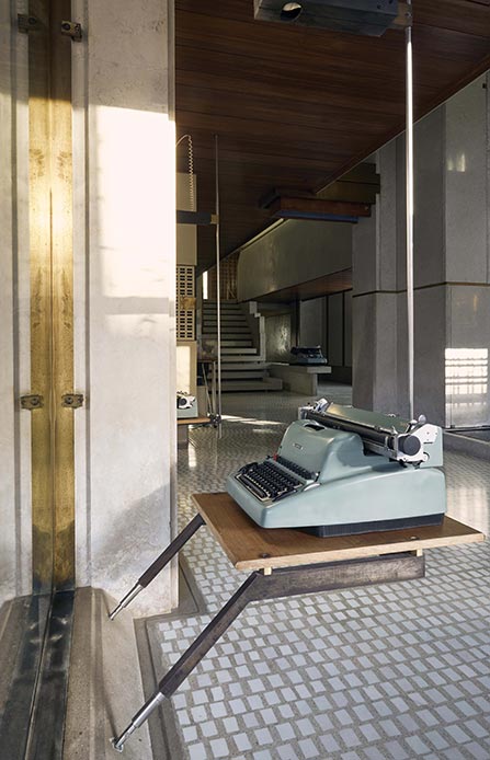Machine à écrire Olivetti suspendue dans la vitrine du magasin Olivetti à Venise