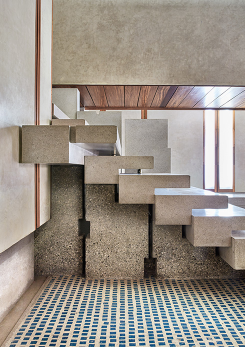 Détail de l'escalier géométrique en béton du magasin Olivetti à Venise