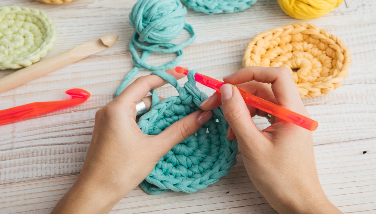 Le tricot au crochet, les nouveaux loisirs de la génération Z