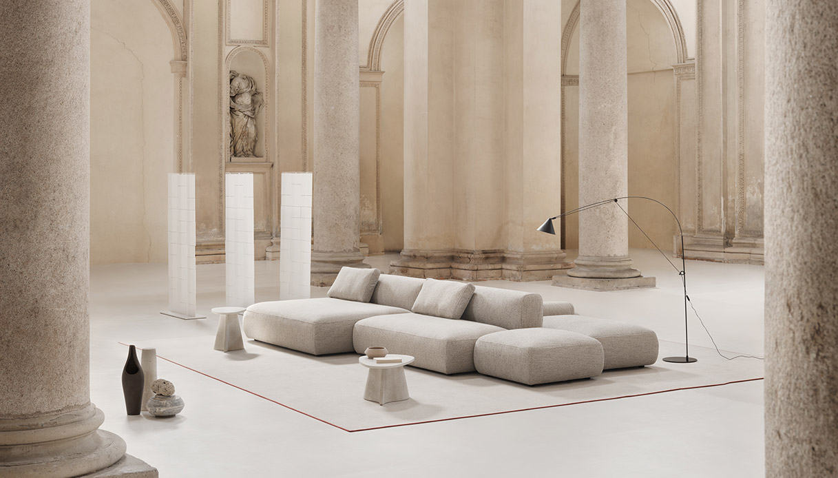 Canapé modulable Cosy Island de MDF Italia dans un cadre élégant, protagoniste des ventes design de l'automne 2025.