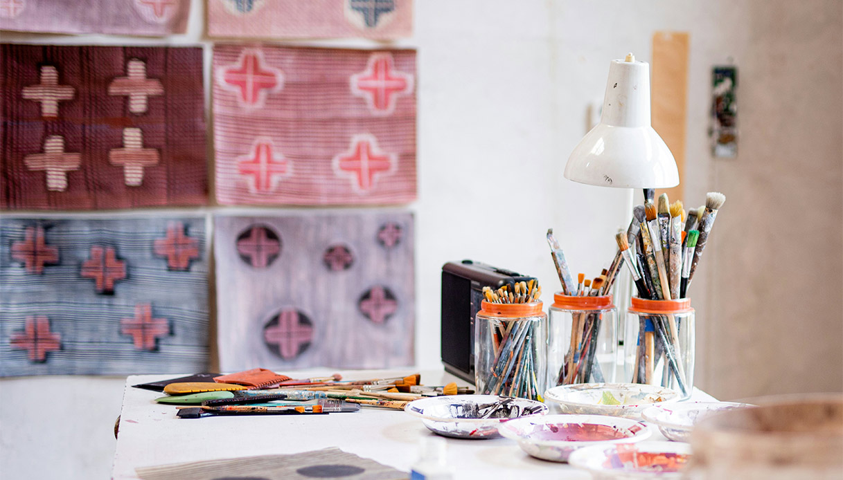 Table de dessin et de peinture avec pinceaux et couleurs pour enfants