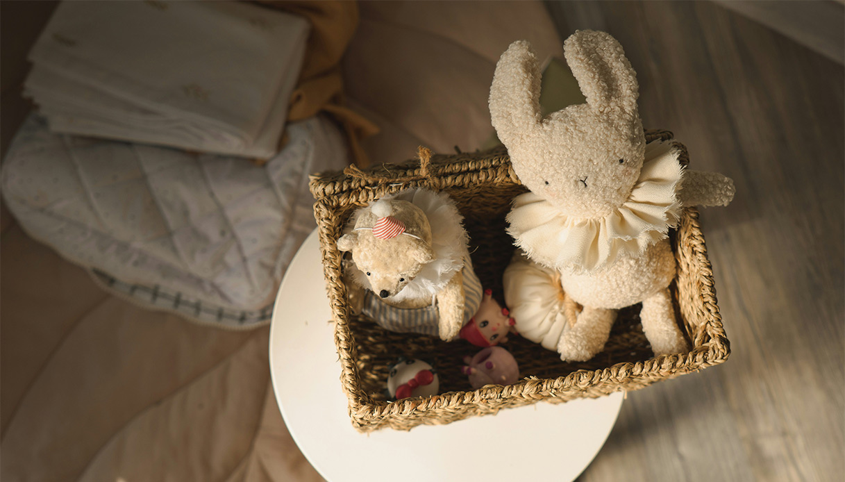 Panier avec peluches et jeux dans une chambre d'enfant