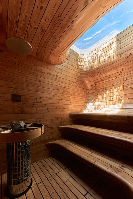Sauna de villa en terre avec boiseries et lumière naturelle