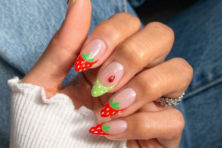 Les fraises se faufilent dans les designs d&rsquo;ongles printaniers les plus cool, il y a de vraies mignonnes