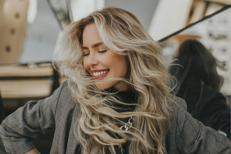 Les reflets en pointe sont idéaux pour intégrer les cheveux gris tout en rajeunissant les cheveux.