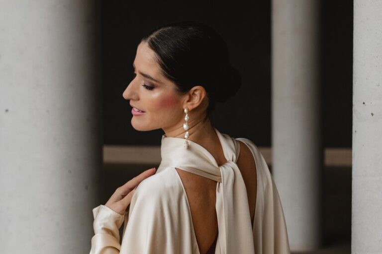 Mango et H&M vendent des robes en satin au drapé élégant, au luxe pur et plus stylisées, idéales pour les événements printemps-été