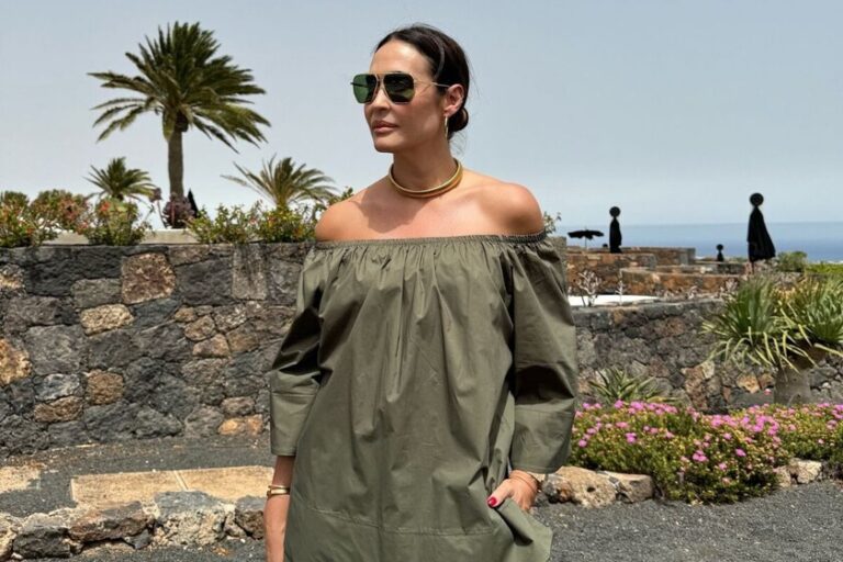 Zara propose trois jupes super élégantes qui s&rsquo;associent avec des perles et des espadrilles pour un look de vacances confortable, sophistiqué et décontracté