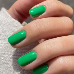Adieu discrétion : les ongles phosphorescents sont là pour balayer cet été
