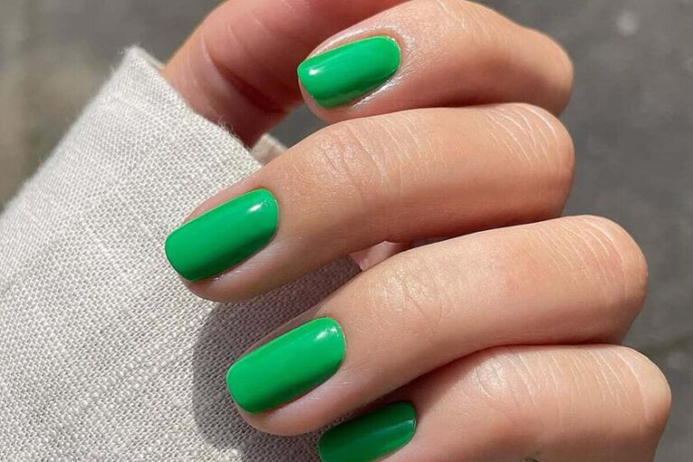 Adieu discrétion : les ongles phosphorescents sont là pour balayer cet été