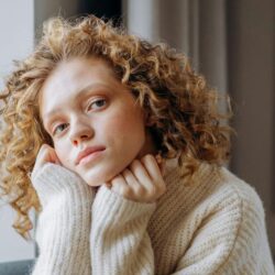 Il n&rsquo;y a pas de jolies boucles sans une bonne coupe de cheveux : sept styles flatteurs et attrayants