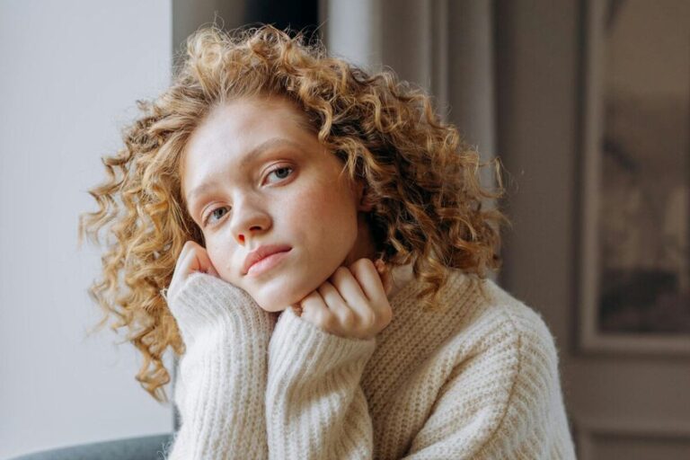 Il n&rsquo;y a pas de jolies boucles sans une bonne coupe de cheveux : sept styles flatteurs et attrayants