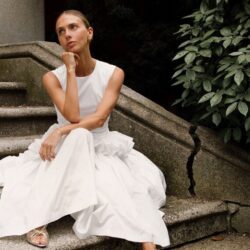 La jupe midi blanche la plus belle et sculpturale de l&rsquo;été vient d&rsquo;arriver chez Zara (et j&rsquo;en ai besoin maintenant) à porter avec des sandales plates