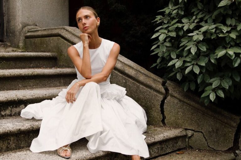 La jupe midi blanche la plus belle et sculpturale de l&rsquo;été vient d&rsquo;arriver chez Zara (et j&rsquo;en ai besoin maintenant) à porter avec des sandales plates