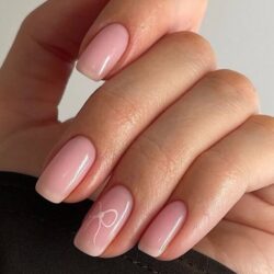 Les ongles courts continuent de triompher et ces manucures sont parfaites pour ajouter de l&rsquo;élégance