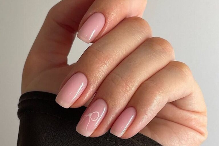 Les ongles courts continuent de triompher et ces manucures sont parfaites pour ajouter de l&rsquo;élégance