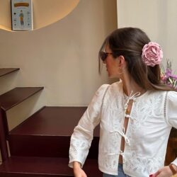 Nouveau chez Sfera : la blouse blanche brodée de volants que l&rsquo;on portera avec un pantalon rayé ou des jupes en lin