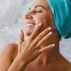 Pour contrôler les taches, vous avez besoin d’une bonne crème solaire anti-taches.