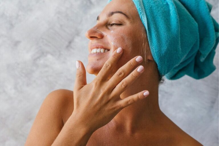 Pour contrôler les taches, vous avez besoin d’une bonne crème solaire anti-taches.