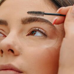 Pour obtenir des sourcils avec la forme souhaitée, l’applicateur gel est indispensable.