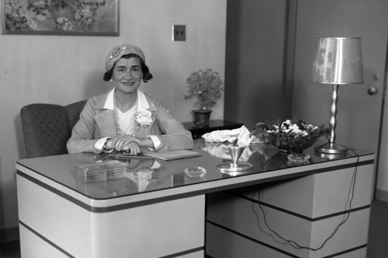 Pourquoi Coco Chanel a dit : "La nature vous donne le visage que vous avez à vingt ans et la vie façonne celui que vous avez à trente ans."