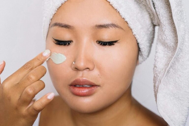 Trois crèmes solaires coréennes qui fonctionnent très bien avant le maquillage et rendent la peau plus jolie