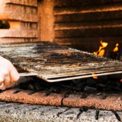 Comment nettoyer les grilles du gril pour des grillades estivales optimales