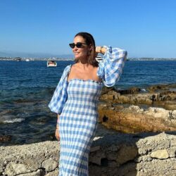 Les robes en nid d&rsquo;abeille les plus cool que les femmes élégantes portent chaque été avec des espadrilles