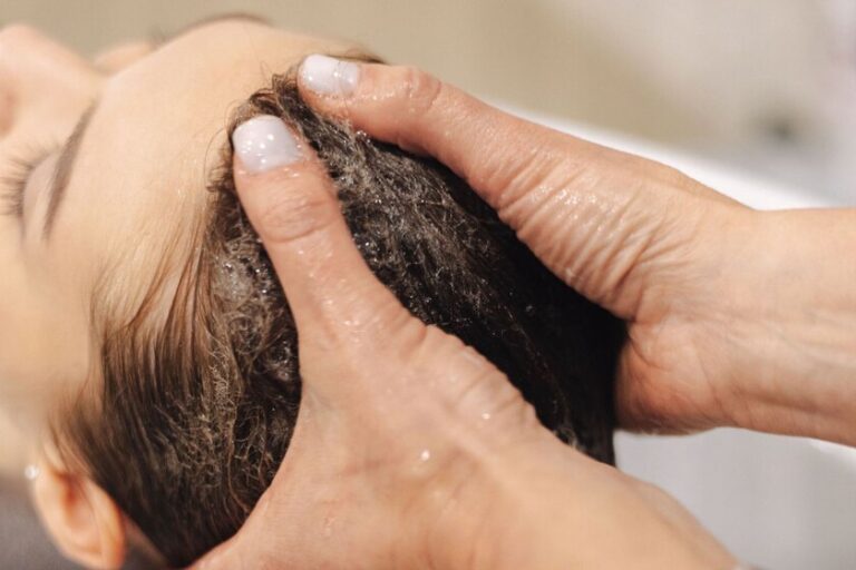 Katrina Riera, experte capillaire : "Le lavage ne provoque pas de chute des cheveux : il rend simplement plus visibles les cheveux déjà en phase de chute. La fréquence doit donc être adaptée aux besoins"