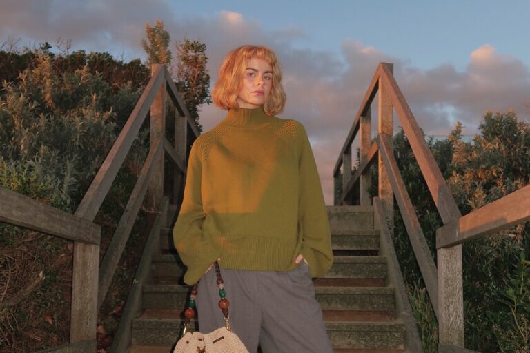 Ce sont les baskets Skechers lavande les plus confortables que les femmes chics de plus de 50 ans porteront avec un pantalon ample cet automne.
