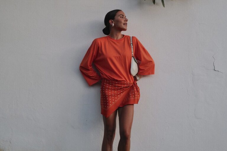 Cinq basiques Zara tendance cet automne qui stylisent, ajoutent de la hauteur et balayeront les femmes petites