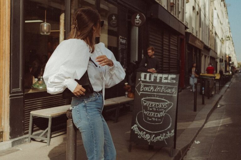 Cinq blouses des années 80 qui reviennent à porter avec un pantalon droit cet automne 2026