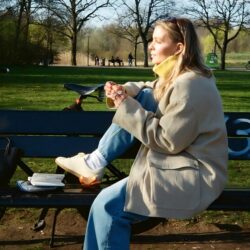 Cinq idées de style pour porter un jean flare avec des baskets tendances : la combinaison la plus élégante de l&rsquo;été (et de l&rsquo;automne 2026)