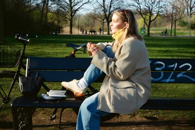Cinq idées de style pour porter un jean flare avec des baskets tendances : la combinaison la plus élégante de l&rsquo;été (et de l&rsquo;automne 2026)