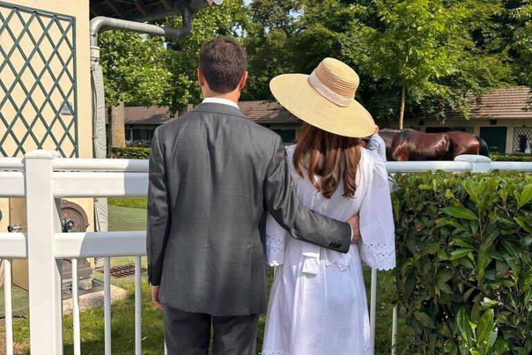 Cortefiel réduit la robe midi Pedro del Hierro la plus romantique, confortable et flatteuse de la saison au prix Zara