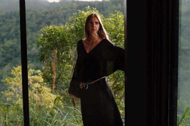 La robe de la nouvelle collection Lefties qui balayera cet automne pour le minimalisme, l&rsquo;élégance et un look luxueux