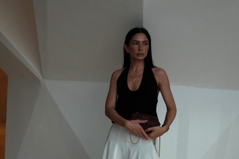La robe midi Zara parfaite pour l&rsquo;été, car fraîche et élégante, elle fait le bonheur des femmes les plus stylées.