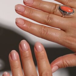 Les 13 couleurs pour ongles courts qui déferlent en août : de l&rsquo;orange Aperol au vert aigue-marine le plus rafraîchissant