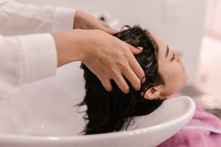 Les coiffeurs et les experts en santé capillaire sont d’accord : "La crème Nivea en flacon bleu est une alliée de taille pour les cheveux secs, mais pas pour les cheveux gras qui accumulent beaucoup de résidus."