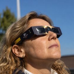 Les experts mettent en garde contre l&rsquo;éclipse : "Les rayons X et les vitres teintées ne servent à rien. Il n&rsquo;est visible qu&rsquo;avec des lunettes dotées du filtre ISO 12312-2."