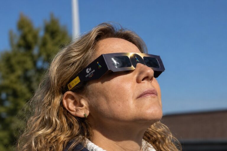 Les experts mettent en garde contre l&rsquo;éclipse : "Les rayons X et les vitres teintées ne servent à rien. Il n&rsquo;est visible qu&rsquo;avec des lunettes dotées du filtre ISO 12312-2."
