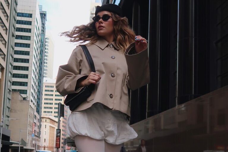 Mango balaie le trench court au look luxueux, parfait 24h/24 et 7j/7 pour tous les looks de mi-saison