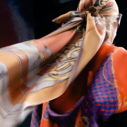 Mango lance les robes imprimées les plus originales, inspirées des foulards de nos mères et grands-mères