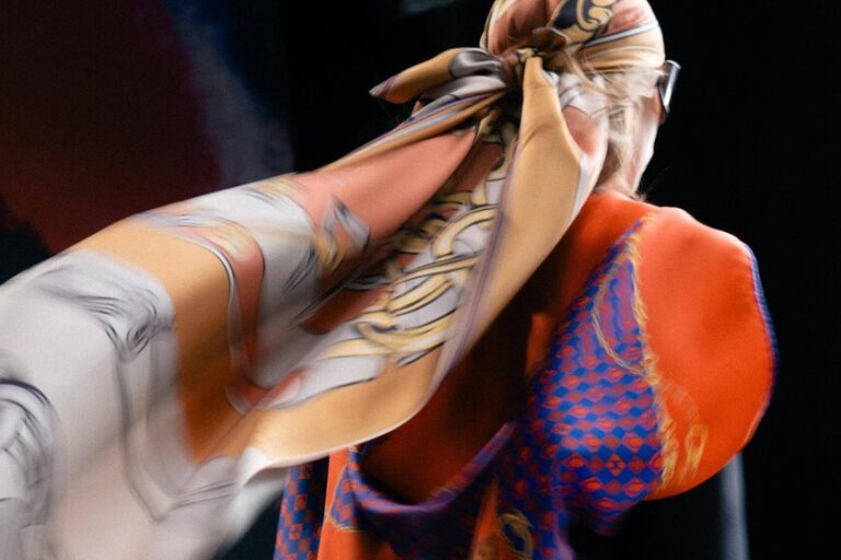 Mango lance les robes imprimées les plus originales, inspirées des foulards de nos mères et grands-mères